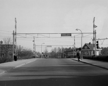 76576 Gezicht op de spoorwegovergang in de Oosterspoorweg aan de Koningsweg te Utrecht, uit het noordwesten.